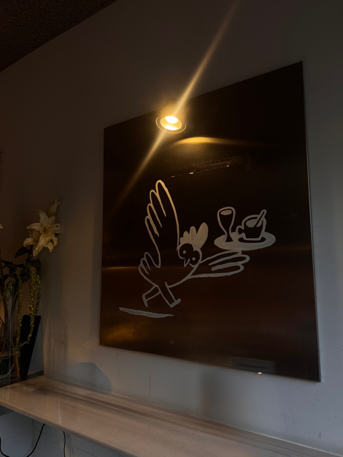 Interior de Gallobúho con la ilustración del gallo iluminada por un foco