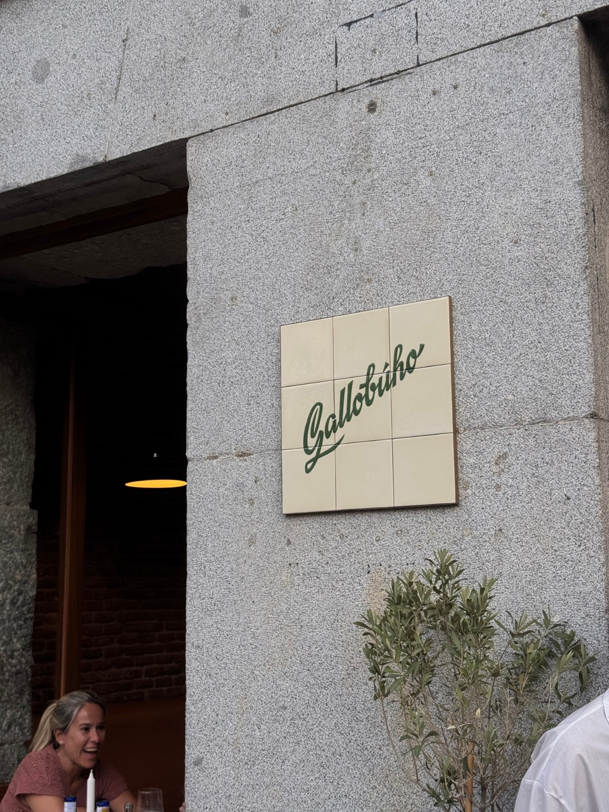 Fachada de Gallobúho con el cartel de azulejos y la entrada, en la Plaza de las Salesas